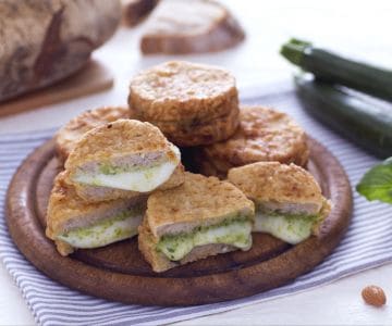 Mozzarella en carroza al verde con pesto de calabacín y albahaca