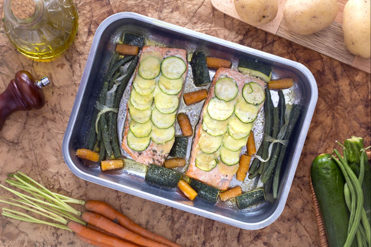 Trozo de salmón en costra de patatas y calabacines