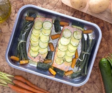 Trozo de salmón en costra de patatas y calabacines