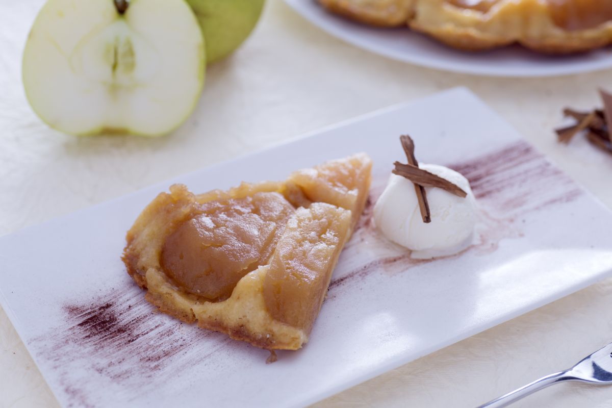 Tarta tatin con leche condensada con helado de nata y canela