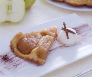 Tarta tatin con leche condensada con helado de nata y canela