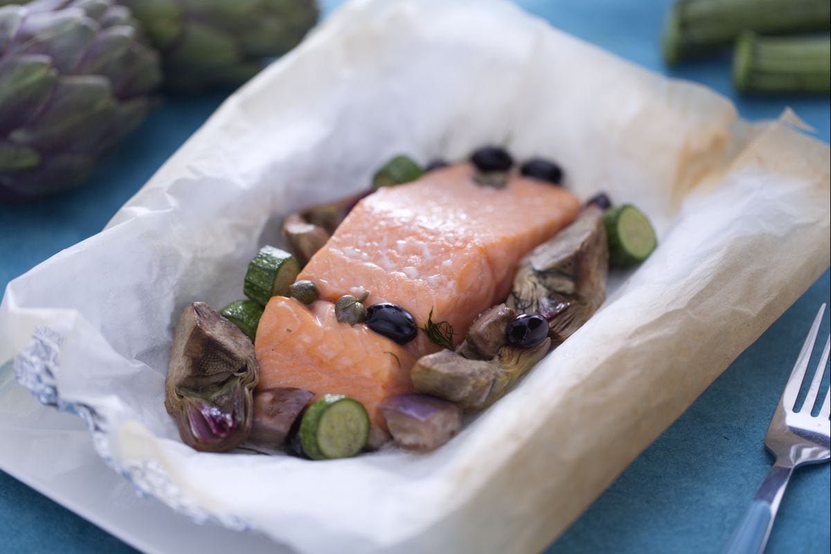 Salmón en papillote con verduras mixtas