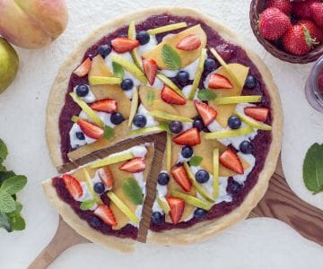 Pizza dulce con mermelada de fresas