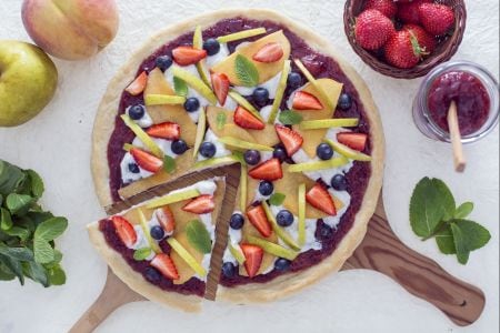 Pizza dulce con mermelada de fresas