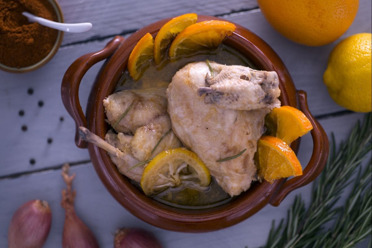 Pollo en cazuela marinado con cítricos