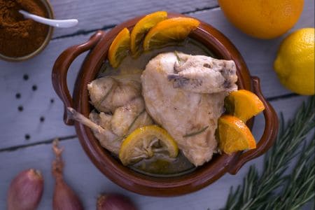 Pollo en cazuela marinado con cítricos