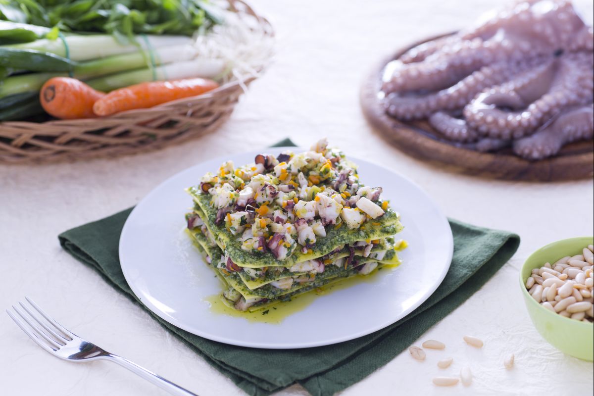 Lasaña verde con pesto de rúcula y ragú de pulpo