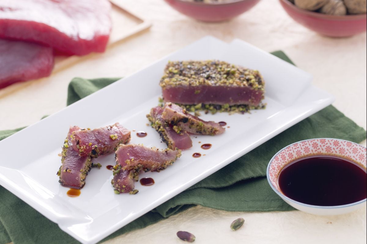 Filete de atún en costra de nueces y pistachos