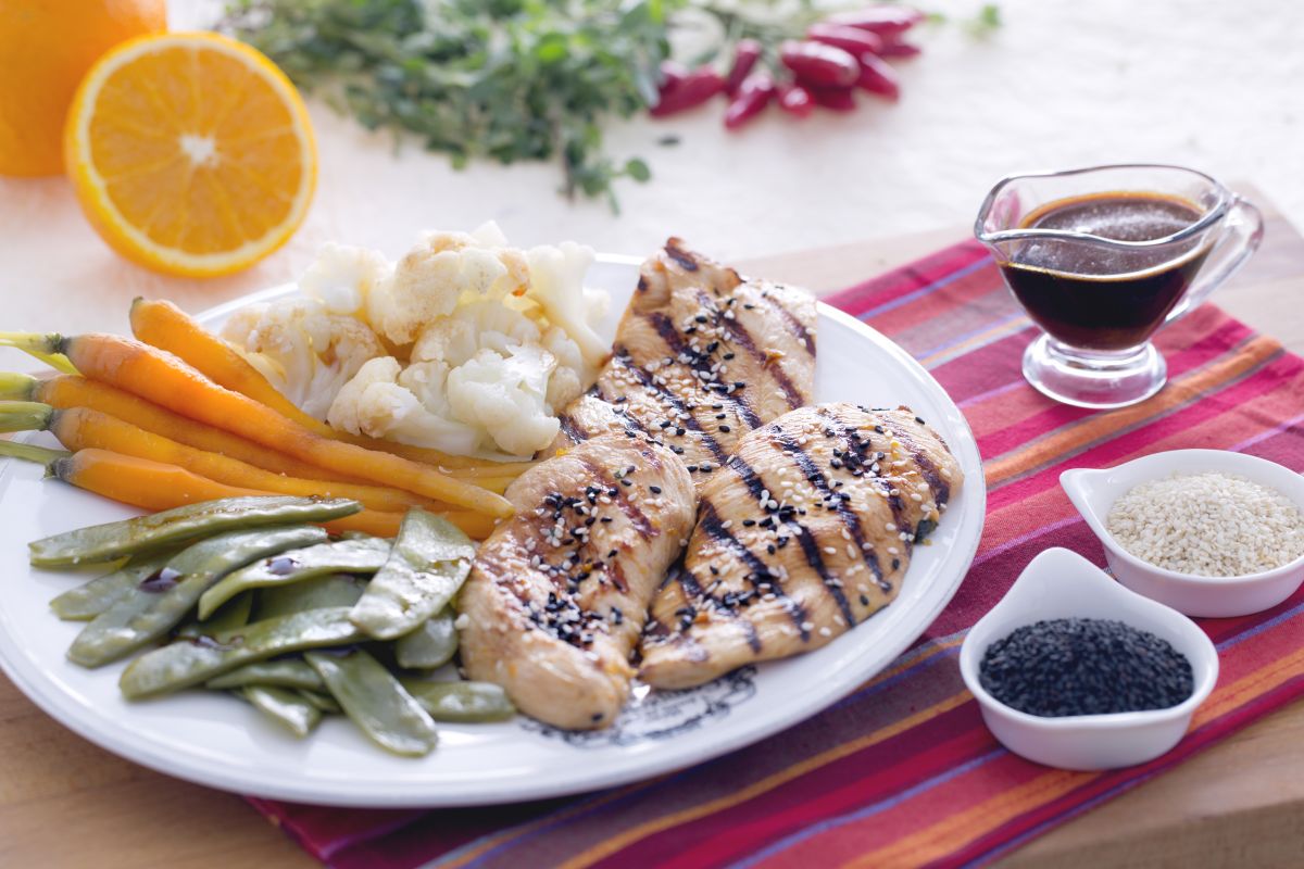 Pollo en salsa de soja con verduras al vapor
