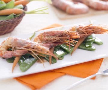 Gambas salteadas en salsa teriyaki con tirabeques y zanahorias baby