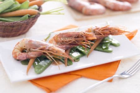 Gambas salteadas en salsa teriyaki con tirabeques y zanahorias baby