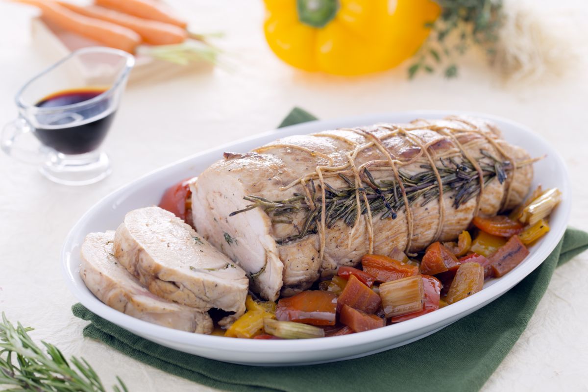 Asado de pavo con reducción de salsa de soja y salteado de verduras