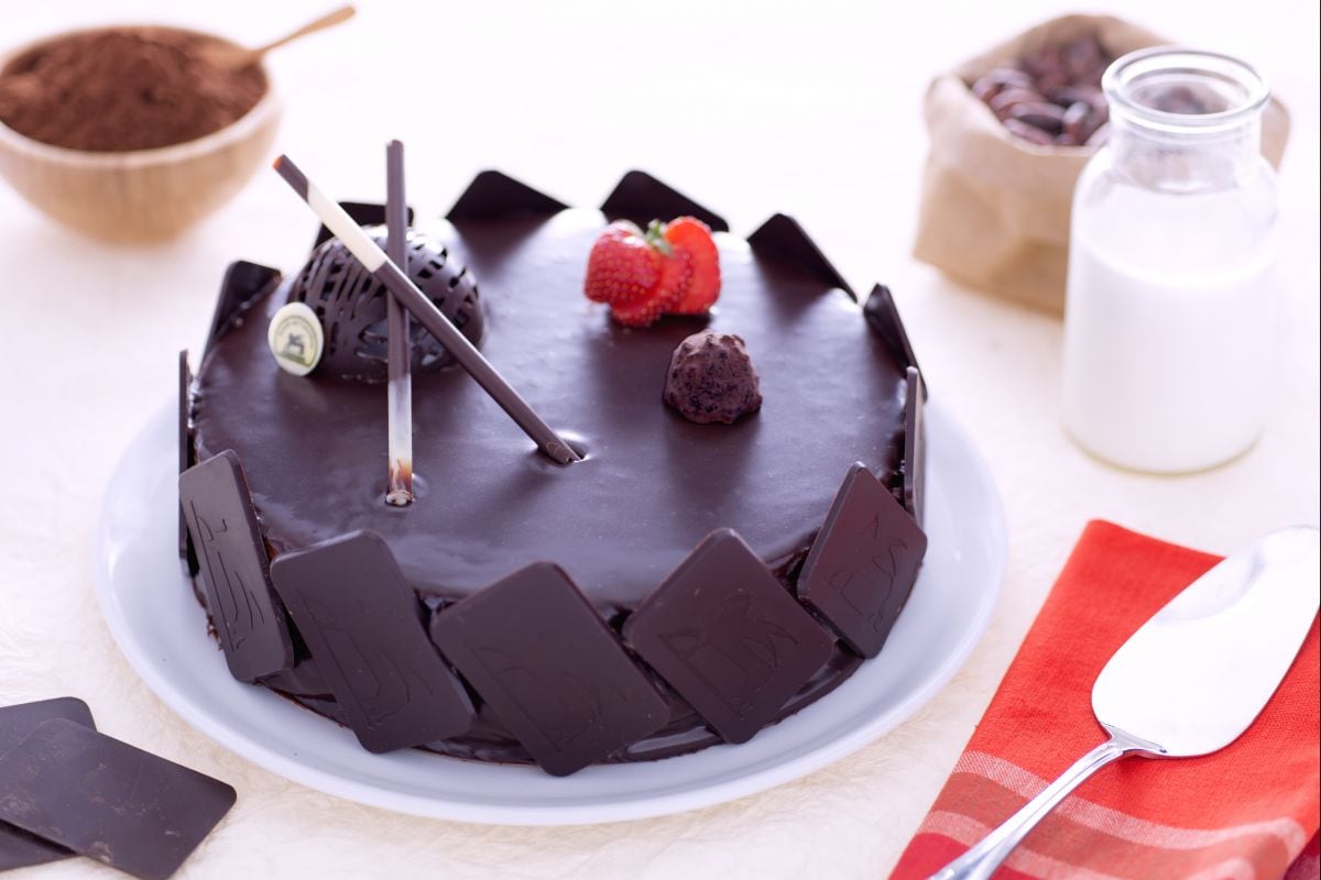 Tarta glaseada con crema diplomática de chocolate