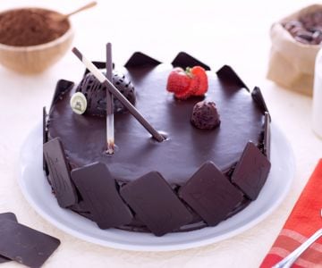 Tarta glaseada con crema diplomática de chocolate
