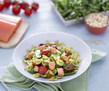 Farfalle con salmón, tirabeques y tomatitos confitados con pesto de rúcula