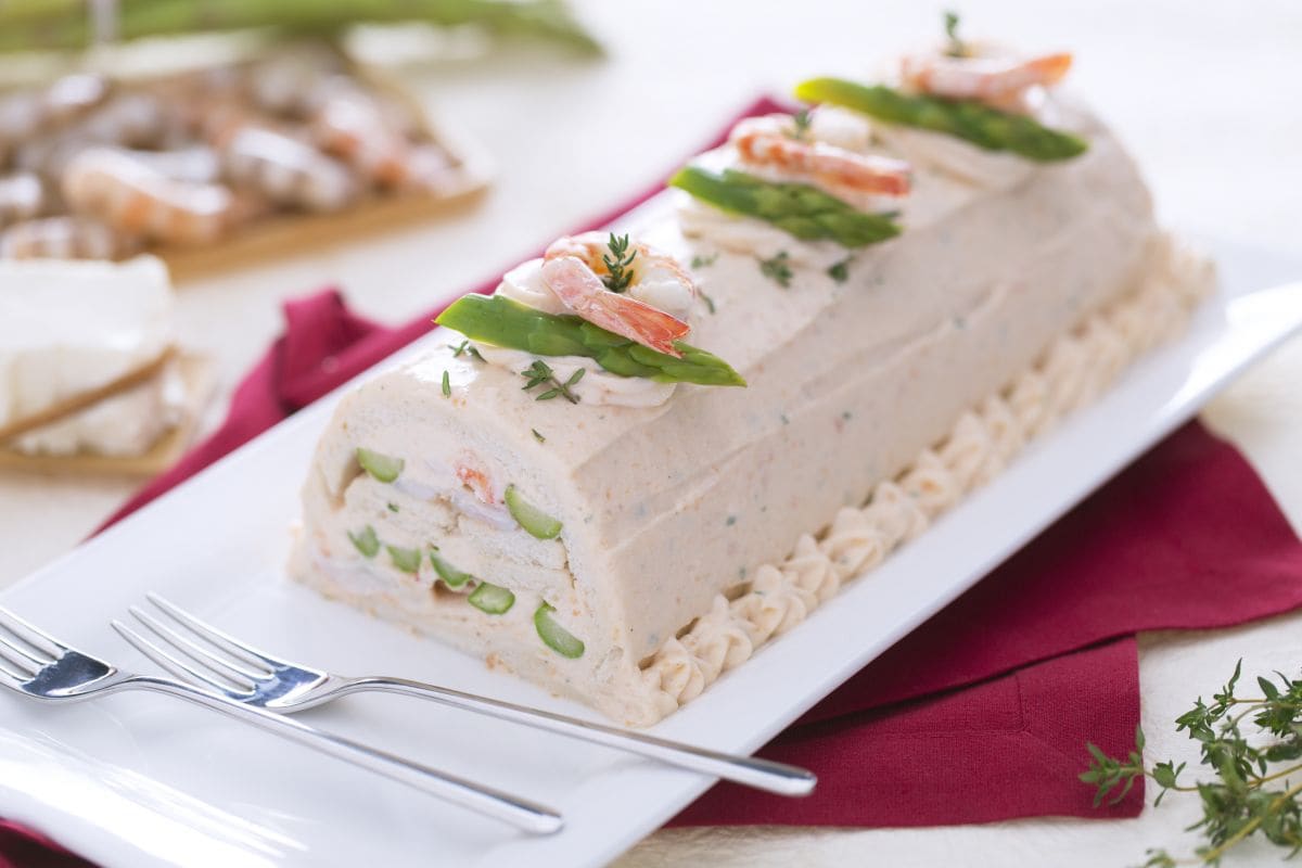 Tronco salado con mousse de salmón, espárragos y langostinos