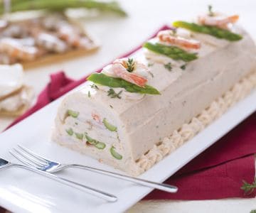 Tronco salado con mousse de salmón, espárragos y langostinos