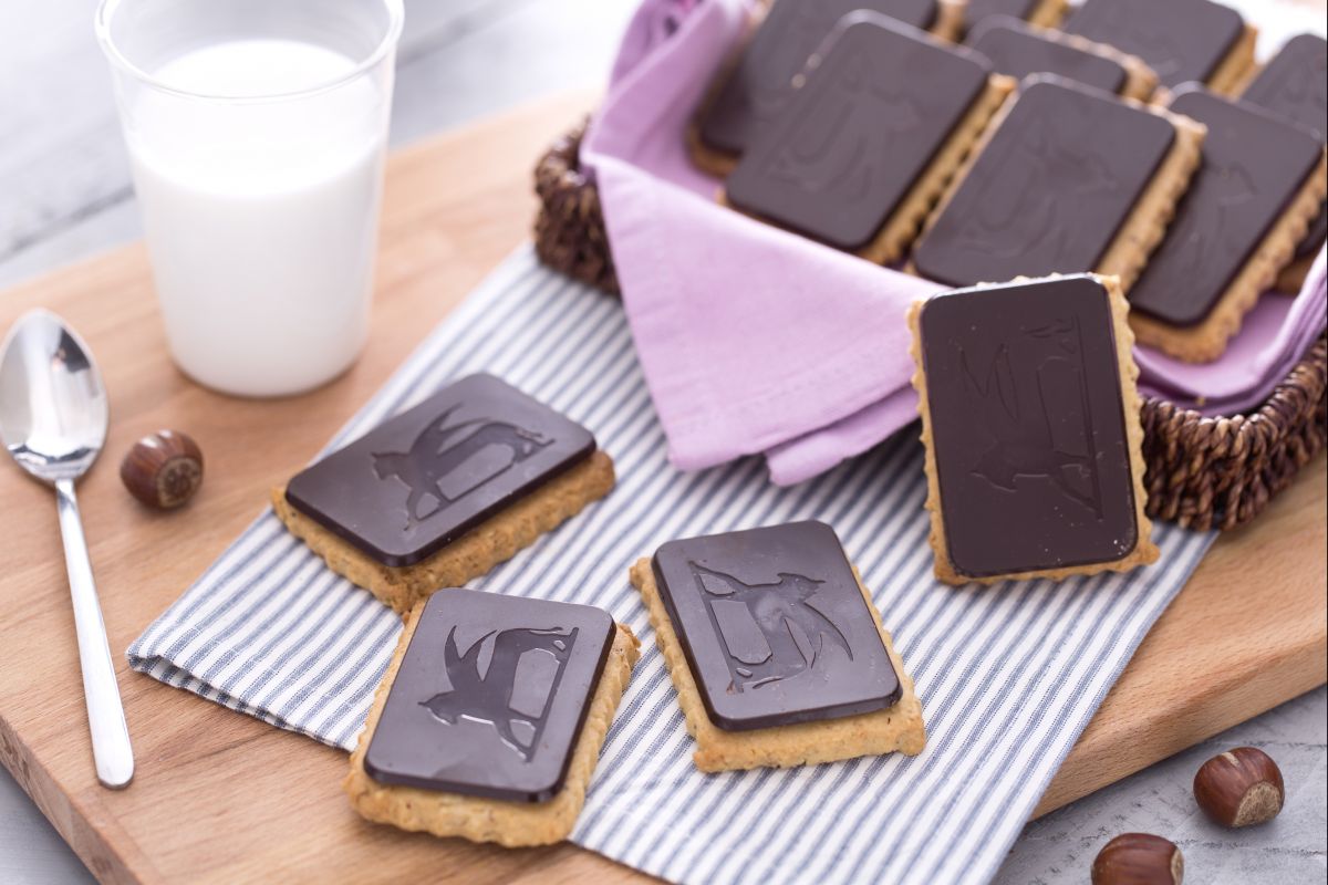 Sablé de avellanas con lámina de chocolate negro