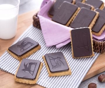 Sablé de avellanas con lámina de chocolate negro