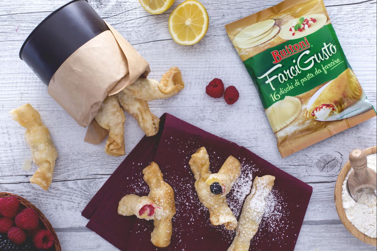 Caramelos fritos con crema pastelera y frutos del bosque