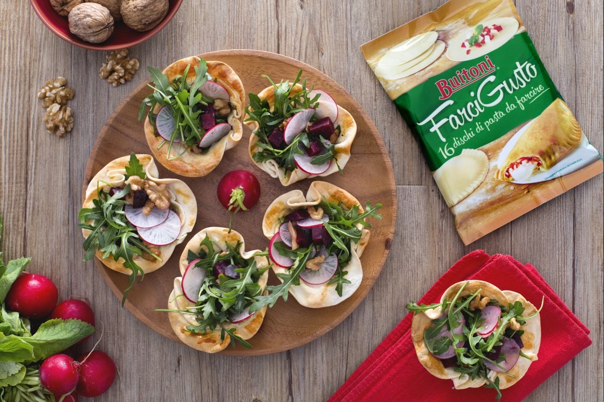 Copas con ensalada de rúcula, remolachas, nueces y rábanos