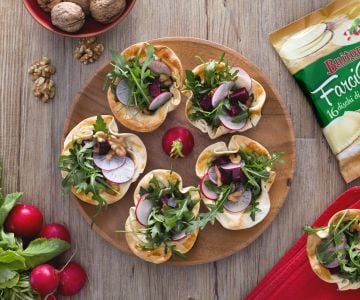 Copas con ensalada de rúcula, remolachas, nueces y rábanos