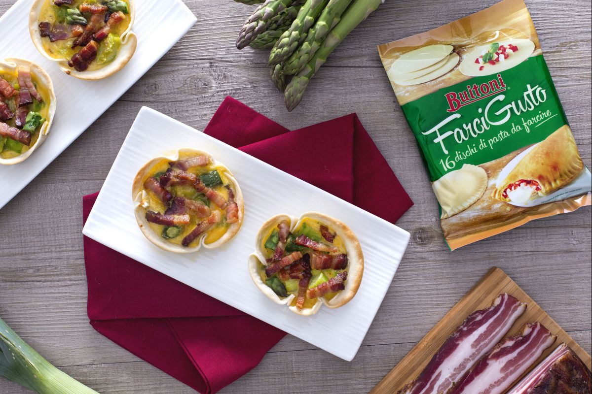 Miniquiche con bacon, puerros y espárragos