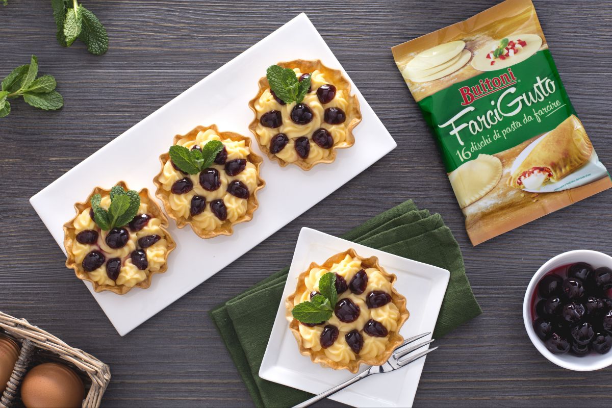 Tartaletas rellenas de crema pastelera y guindas