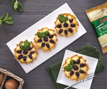 Tartaletas rellenas de crema pastelera y guindas