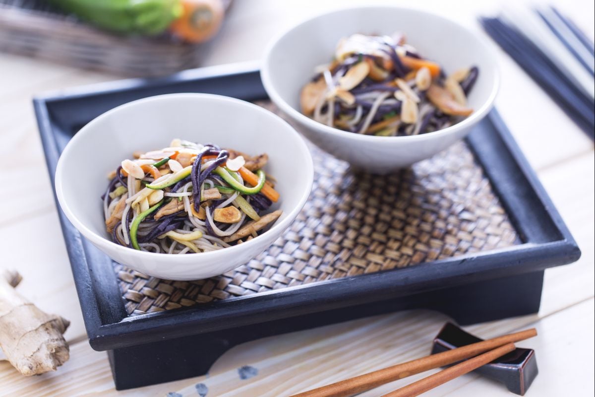 Fideos de arroz con verduras y pollo caramelizado