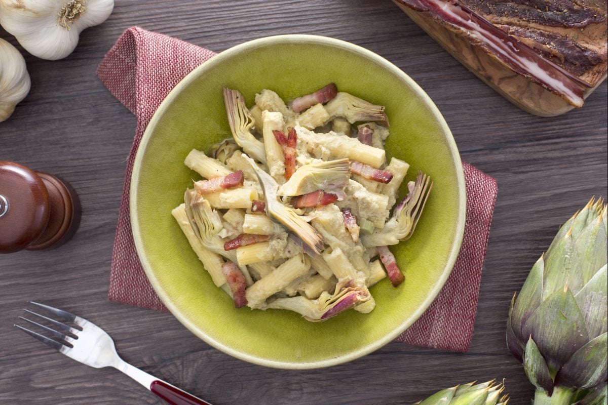 Sedanini rigati con crema de alcachofas y panceta