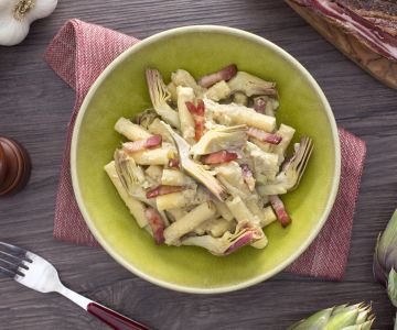 Sedanini rigati con crema de alcachofas y panceta