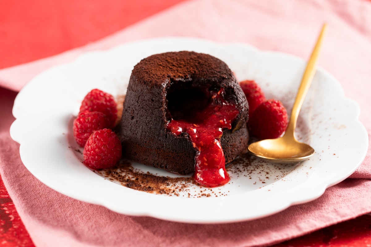 Pastelito de chocolate con corazón de frambuesa