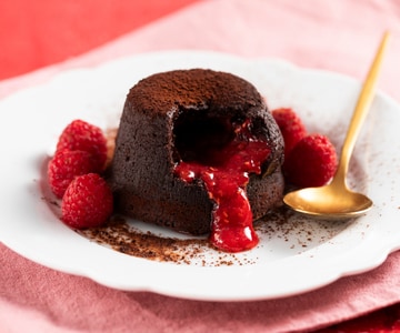 Pastelito de chocolate con corazón de frambuesa