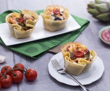 Cesta de pasta fresca con alcachofas, gambas y tomates cherry confitados