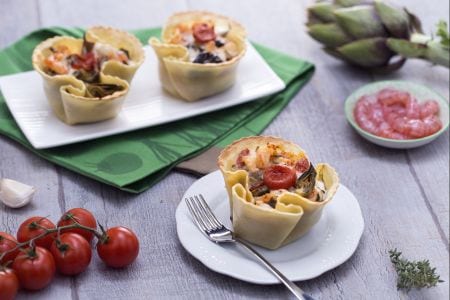 Cesta de pasta fresca con alcachofas, gambas y tomates cherry confitados