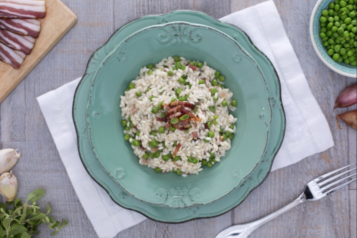 Risotto con guisantes, panceta y mejorana