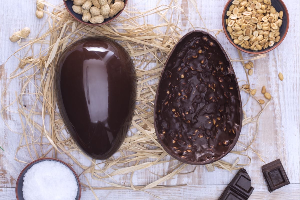 Huevo de Pascua de chocolate negro y cacahuetes