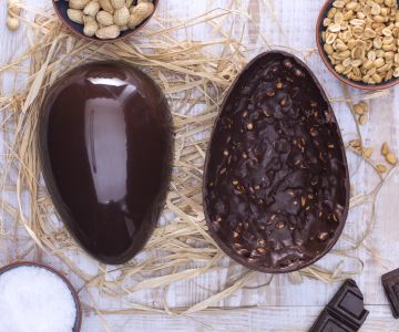 Huevo de Pascua de chocolate negro y cacahuetes