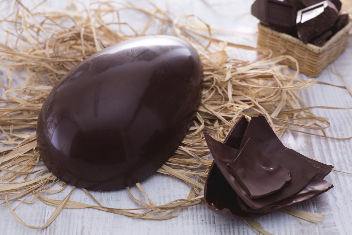 Huevo de Pascua de chocolate negro