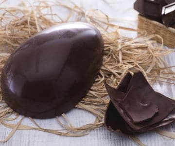Huevo de Pascua de chocolate negro
