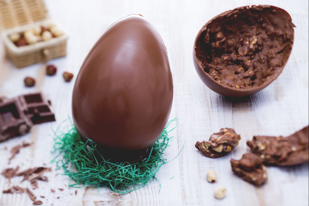Huevo de Pascua de chocolate con leche y avellanas