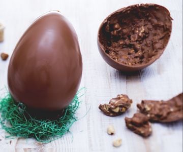 Huevo de Pascua de chocolate con leche y avellanas