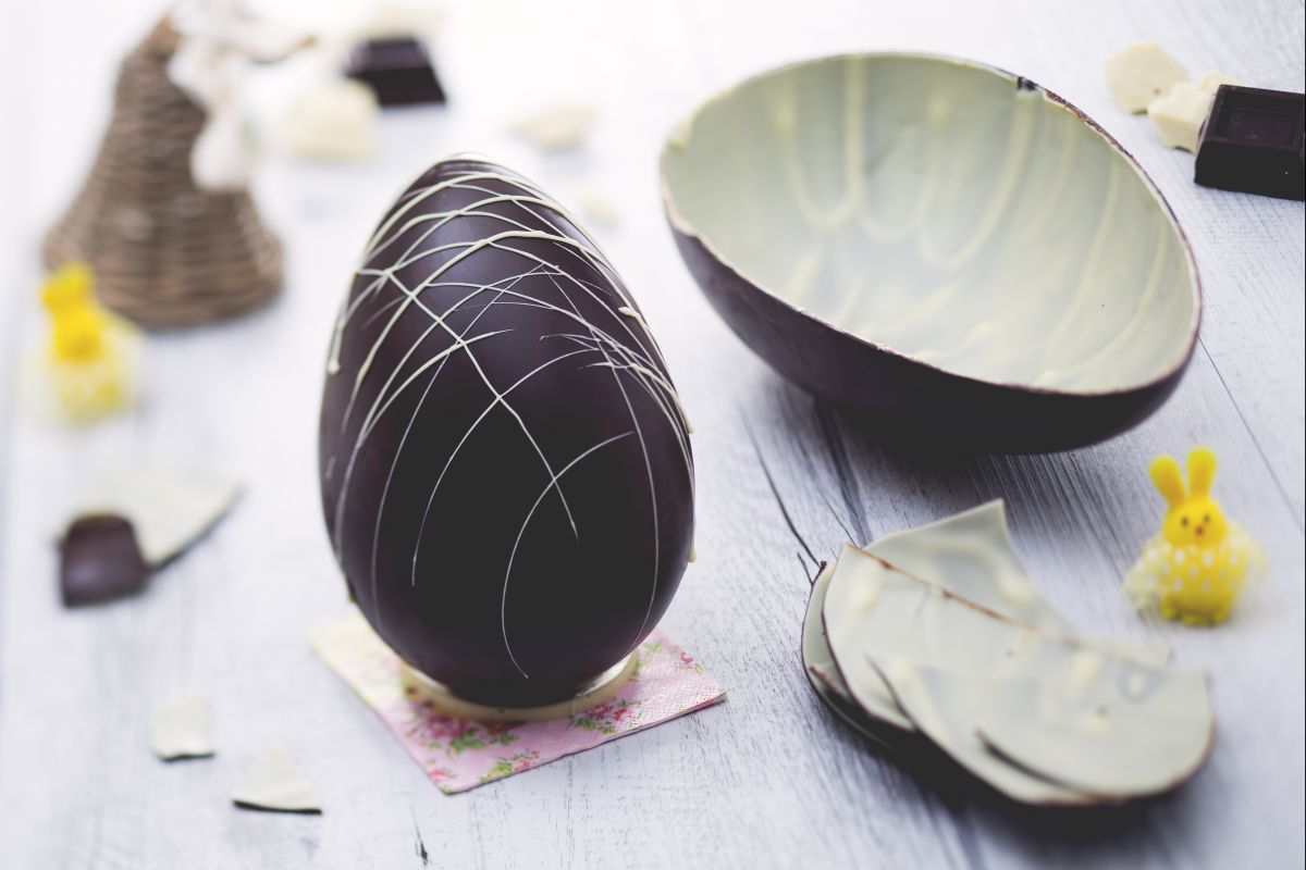 Huevo de Pascua de dos sabores de chocolate negro y blanco