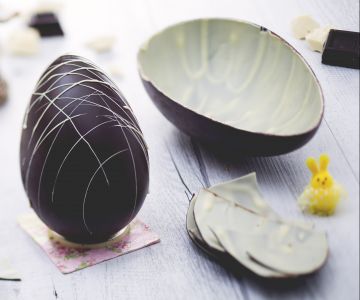 Huevo de Pascua de dos sabores de chocolate negro y blanco