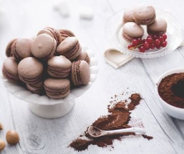 Macaron de cacao con crema de mascarpone y grosellas