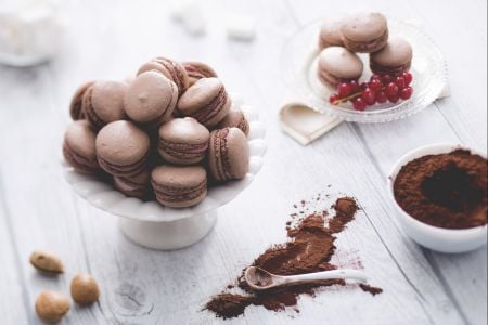 Macaron de cacao con crema de mascarpone y grosellas