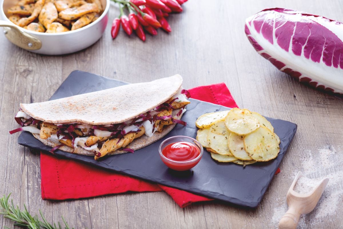 Piadina de trigo sarraceno con tiras de pollo y chips al horno