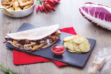 Piadina de trigo sarraceno con tiras de pollo y chips al horno