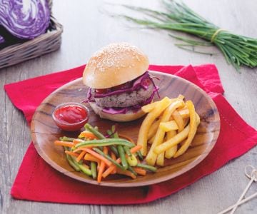 Hamburguesa con hierbas aromáticas con verduras mixtas y patatas fritas
